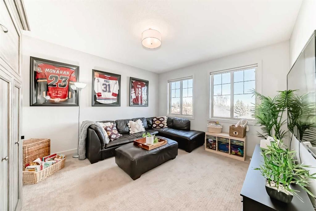 743 Shawnee Drive Sw, Calgary, AB - Indoor Photo Showing Other Room