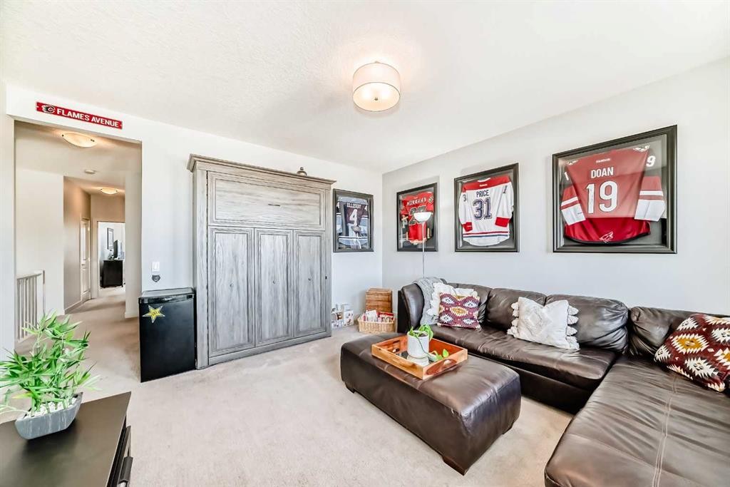 743 Shawnee Drive Sw, Calgary, AB - Indoor Photo Showing Living Room