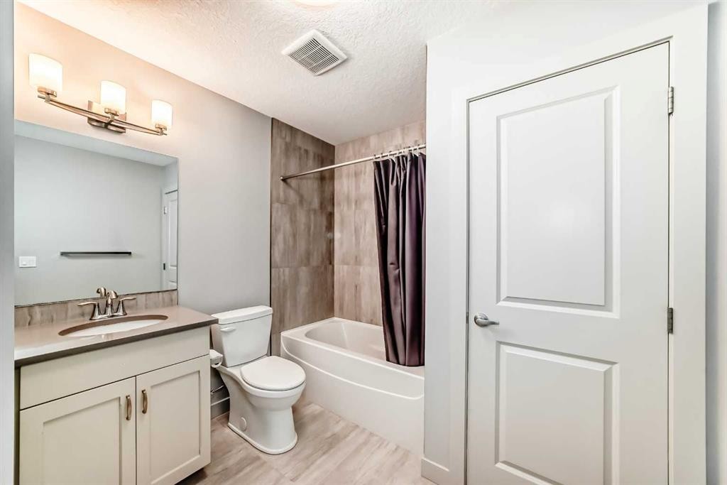 743 Shawnee Drive Sw, Calgary, AB - Indoor Photo Showing Bathroom