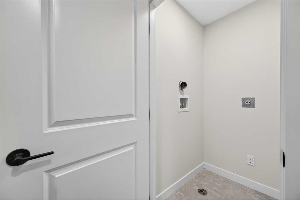 1051 Bayview Crescent, Airdrie, AB - Indoor Photo Showing Other Room