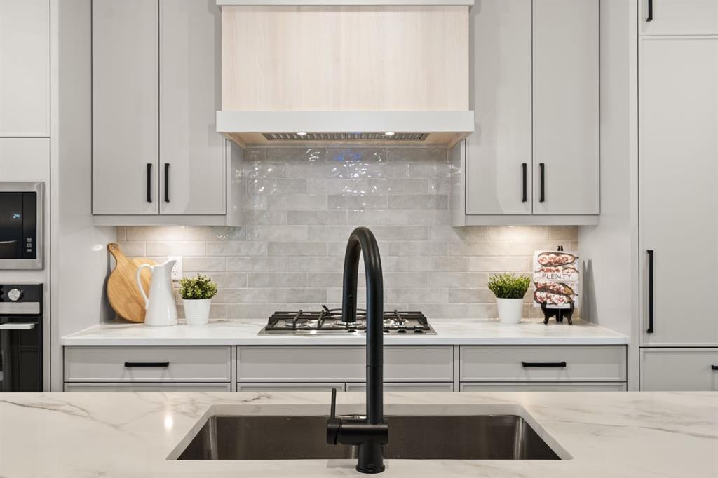 2528 7 Avenue Nw, Calgary, AB - Indoor Photo Showing Kitchen With Upgraded Kitchen