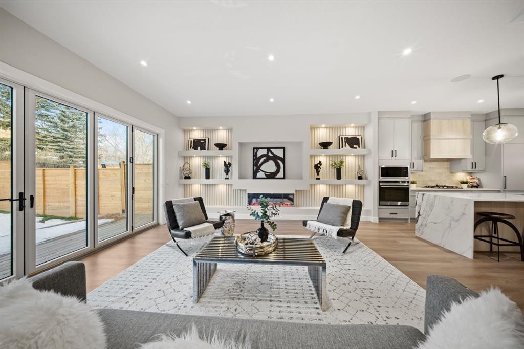 2528 7 Avenue Nw, Calgary, AB - Indoor Photo Showing Living Room