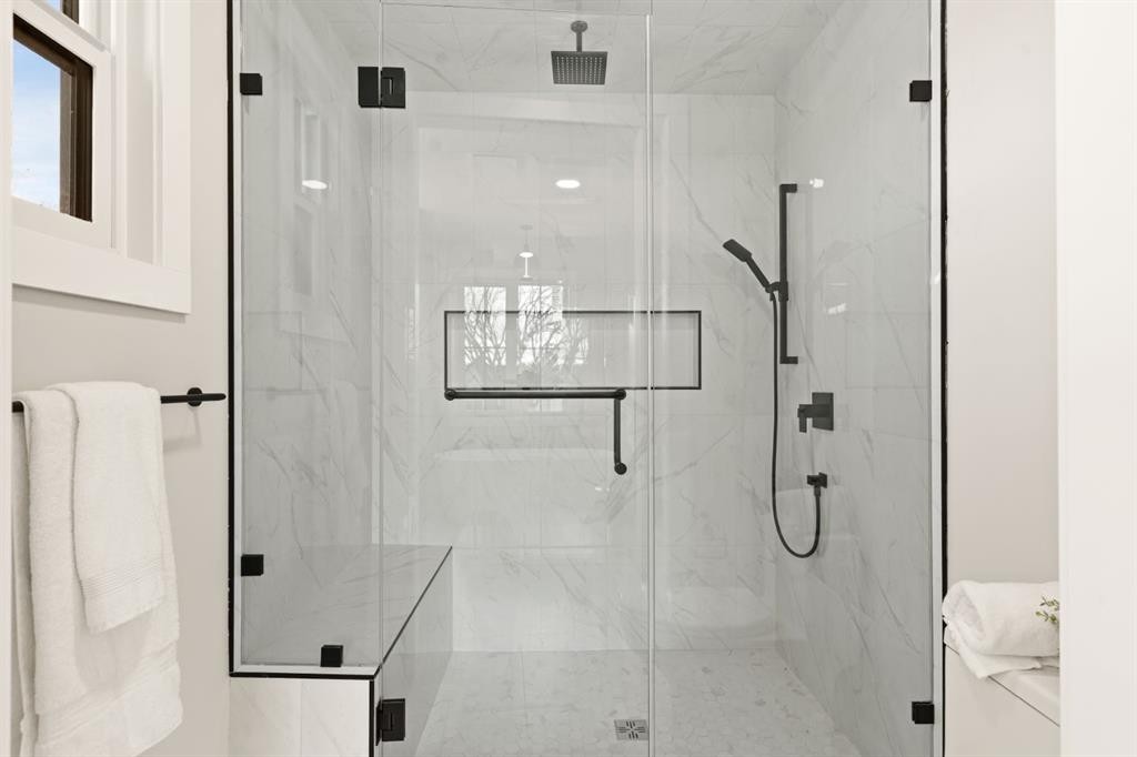 2528 7 Avenue Nw, Calgary, AB - Indoor Photo Showing Bathroom