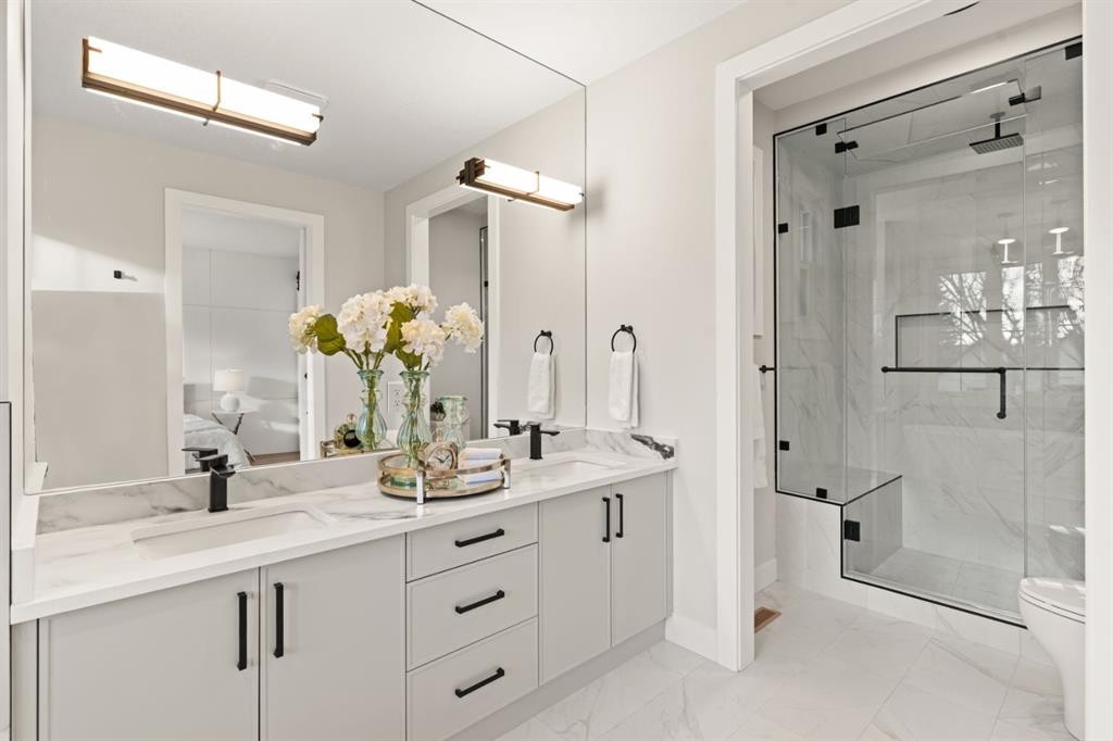 2528 7 Avenue Nw, Calgary, AB - Indoor Photo Showing Bathroom