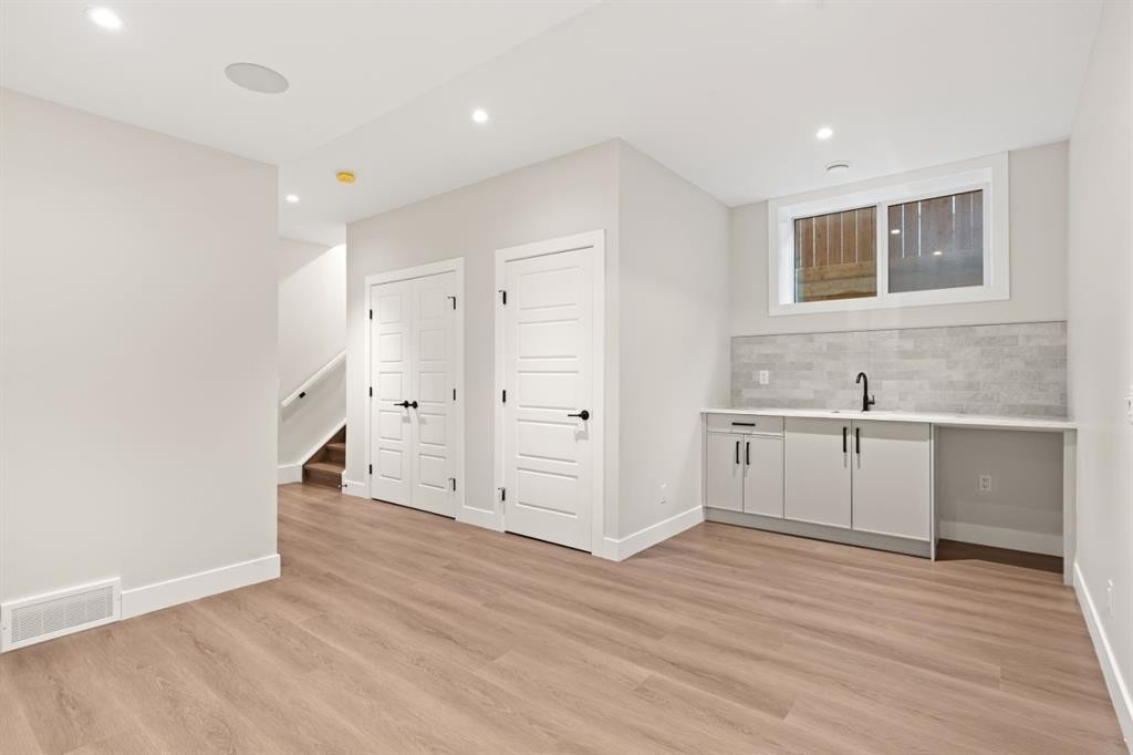 2528 7 Avenue Nw, Calgary, AB - Indoor Photo Showing Other Room