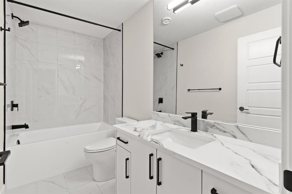 2528 7 Avenue Nw, Calgary, AB - Indoor Photo Showing Bathroom