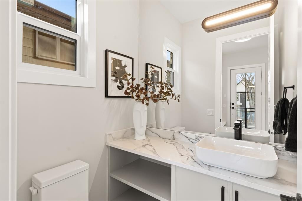 2528 7 Avenue Nw, Calgary, AB - Indoor