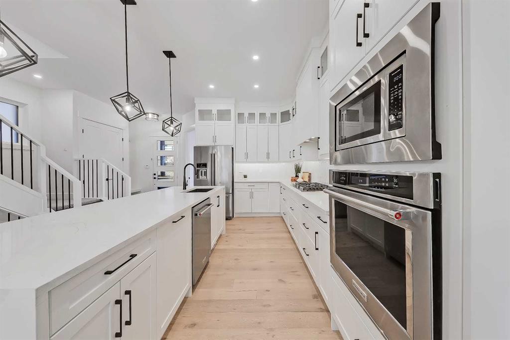 911 22 Avenue Nw, Calgary, AB - Indoor Photo Showing Kitchen With Upgraded Kitchen