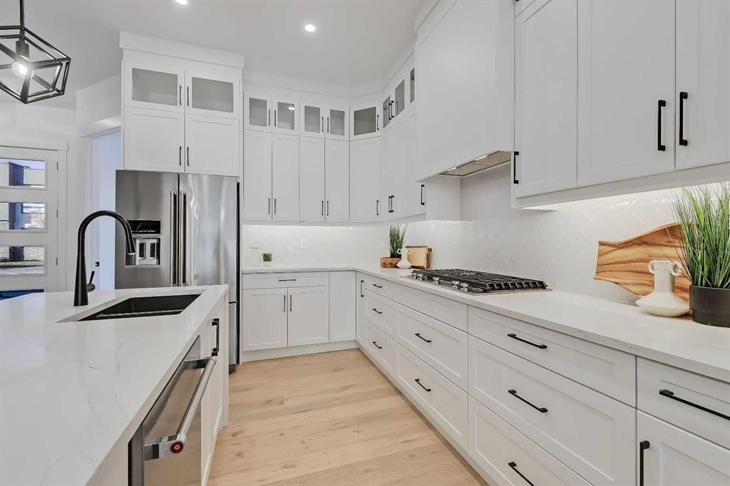 911 22 Avenue Nw, Calgary, AB - Indoor Photo Showing Kitchen With Double Sink With Upgraded Kitchen
