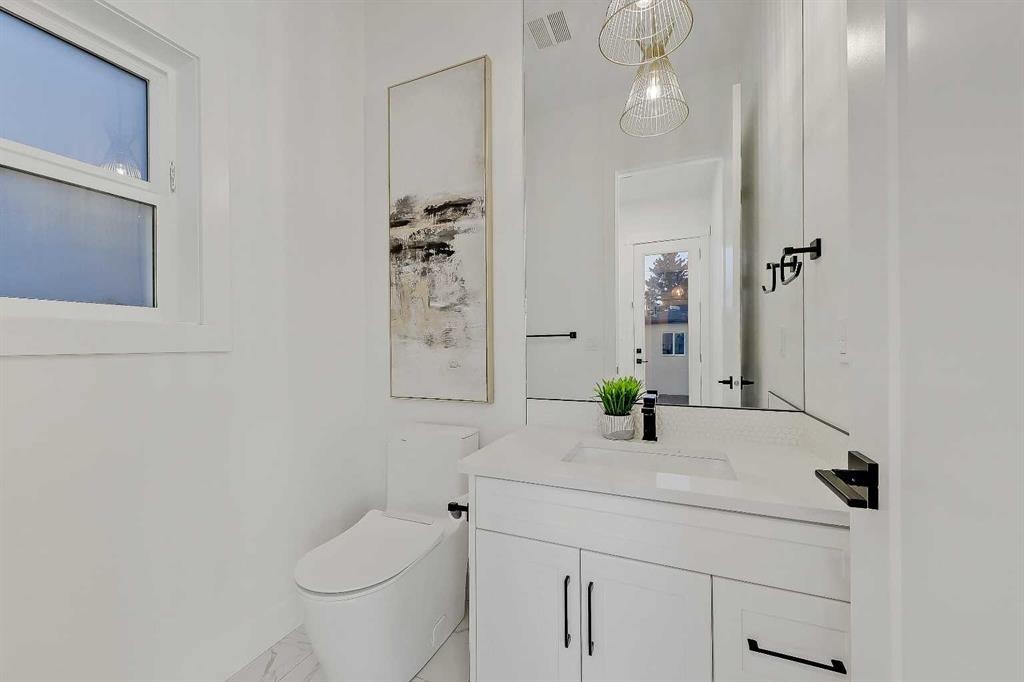 911 22 Avenue Nw, Calgary, AB - Indoor Photo Showing Bathroom