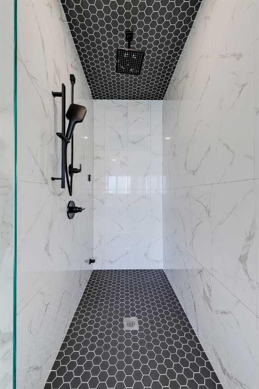 911 22 Avenue Nw, Calgary, AB - Indoor Photo Showing Bathroom