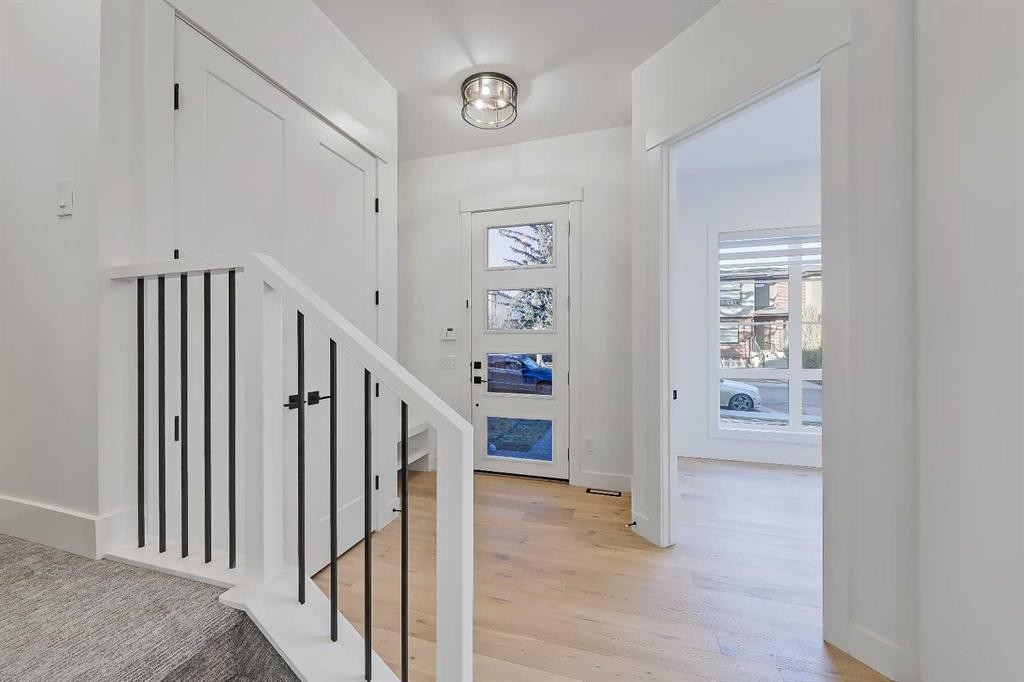 911 22 Avenue Nw, Calgary, AB - Indoor Photo Showing Other Room