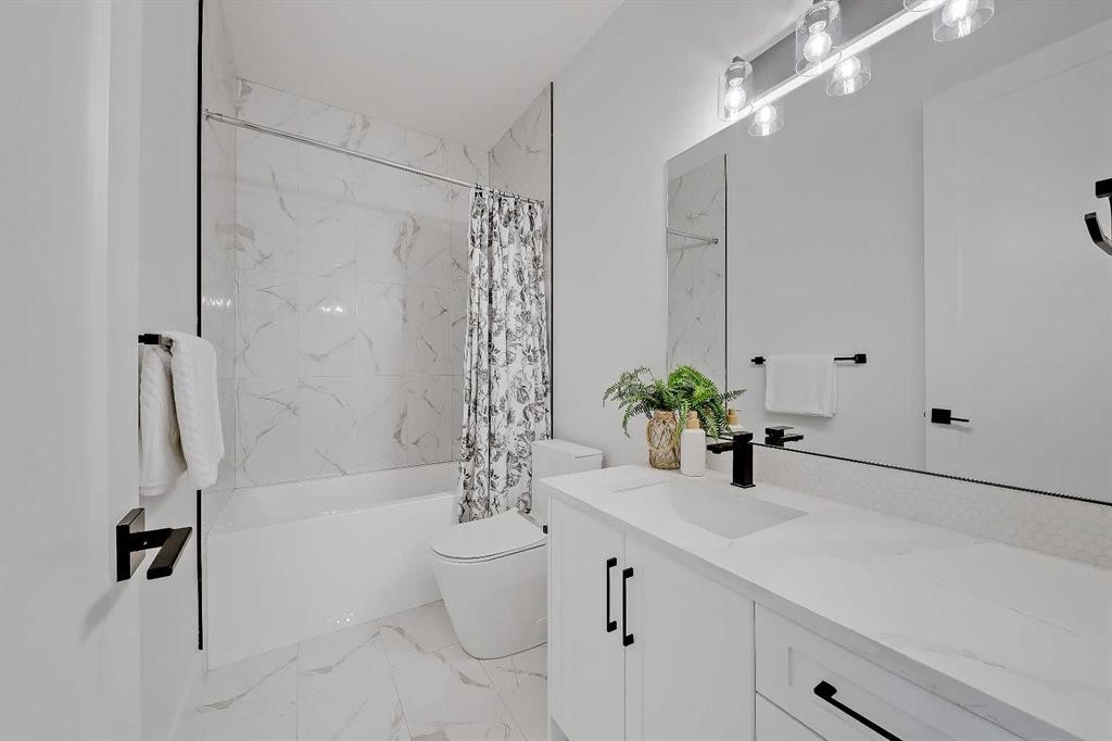 911 22 Avenue Nw, Calgary, AB - Indoor Photo Showing Bathroom