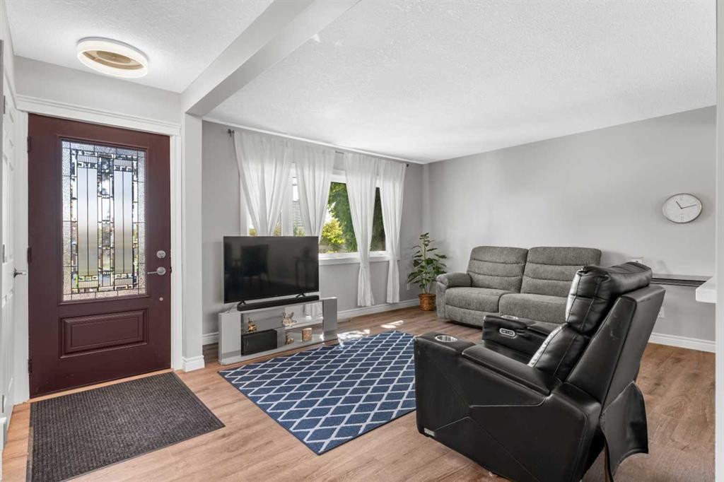 321 Haddon Road Sw, Calgary, AB - Indoor Photo Showing Living Room