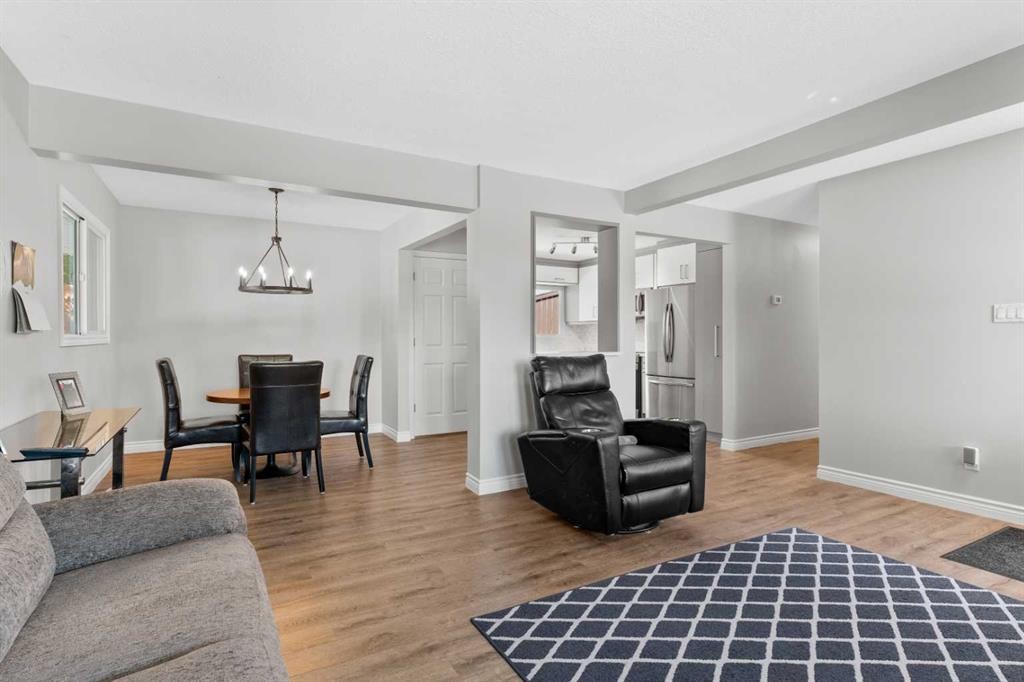 321 Haddon Road Sw, Calgary, AB - Indoor Photo Showing Living Room