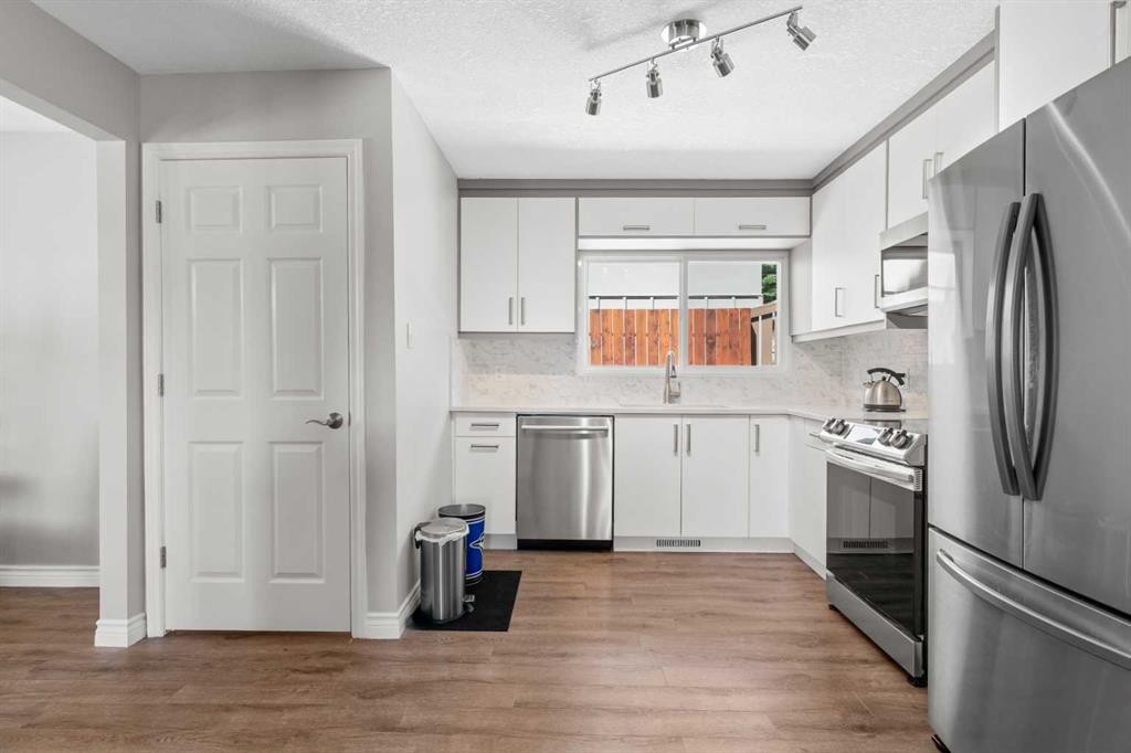 321 Haddon Road Sw, Calgary, AB - Indoor Photo Showing Kitchen
