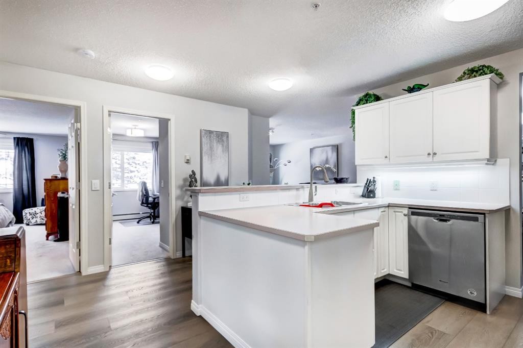 203-2144 Paliswood Road Sw, Calgary, AB - Indoor Photo Showing Kitchen