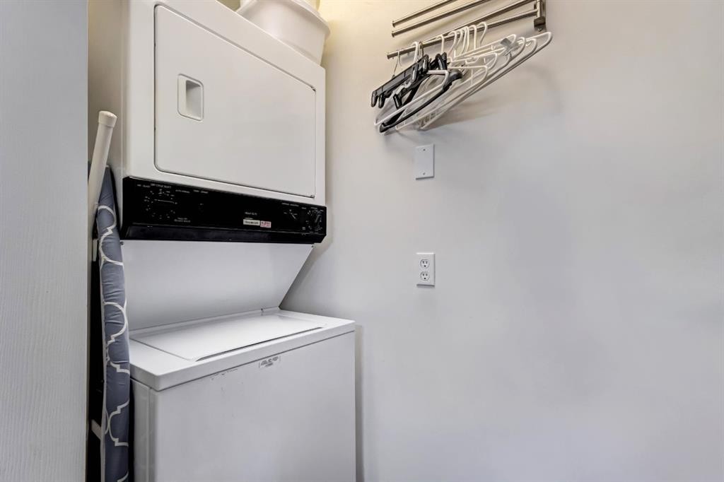 203-2144 Paliswood Road Sw, Calgary, AB - Indoor Photo Showing Laundry Room