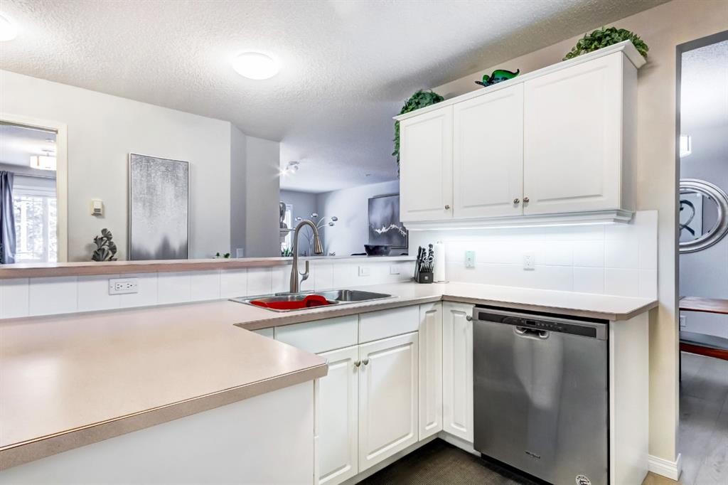 203-2144 Paliswood Road Sw, Calgary, AB - Indoor Photo Showing Kitchen