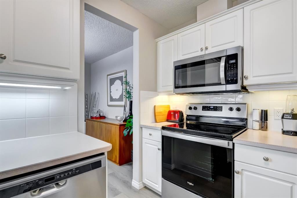 203-2144 Paliswood Road Sw, Calgary, AB - Indoor Photo Showing Kitchen