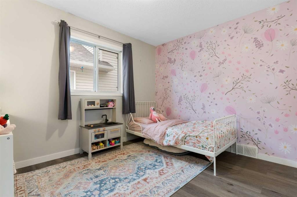 20 Willow Brook Crescent Nw, Airdrie, AB - Indoor Photo Showing Bedroom