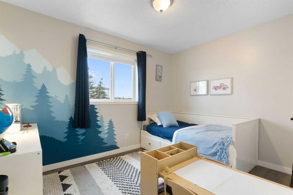 20 Willow Brook Crescent Nw, Airdrie, AB - Indoor Photo Showing Bedroom