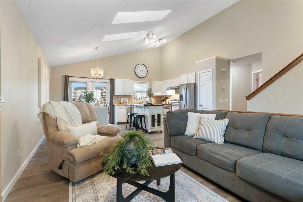 20 Willow Brook Crescent Nw, Airdrie, AB - Indoor Photo Showing Living Room