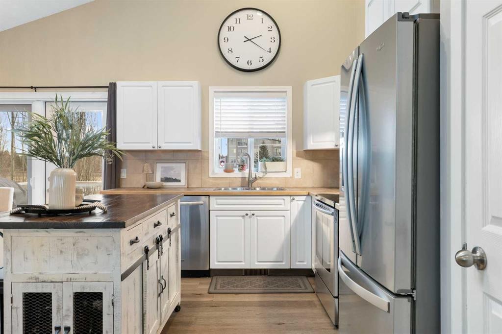 20 Willow Brook Crescent Nw, Airdrie, AB - Indoor Photo Showing Kitchen With Double Sink With Upgraded Kitchen