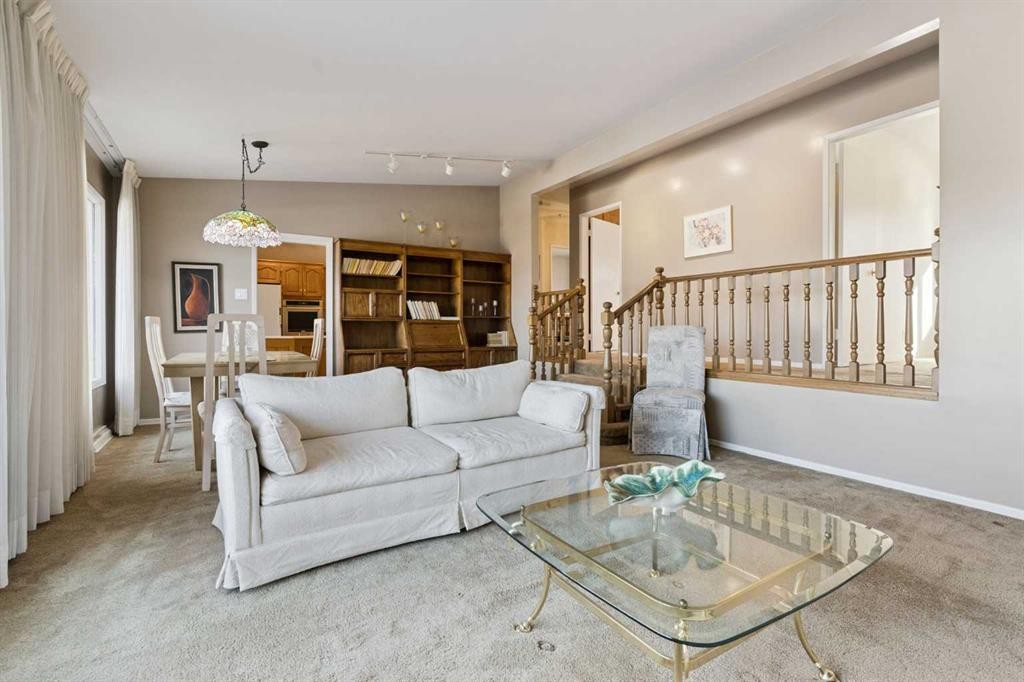 34 Rosery Drive Nw, Calgary, AB - Indoor Photo Showing Living Room