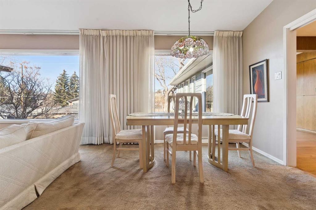 34 Rosery Drive Nw, Calgary, AB - Indoor Photo Showing Dining Room