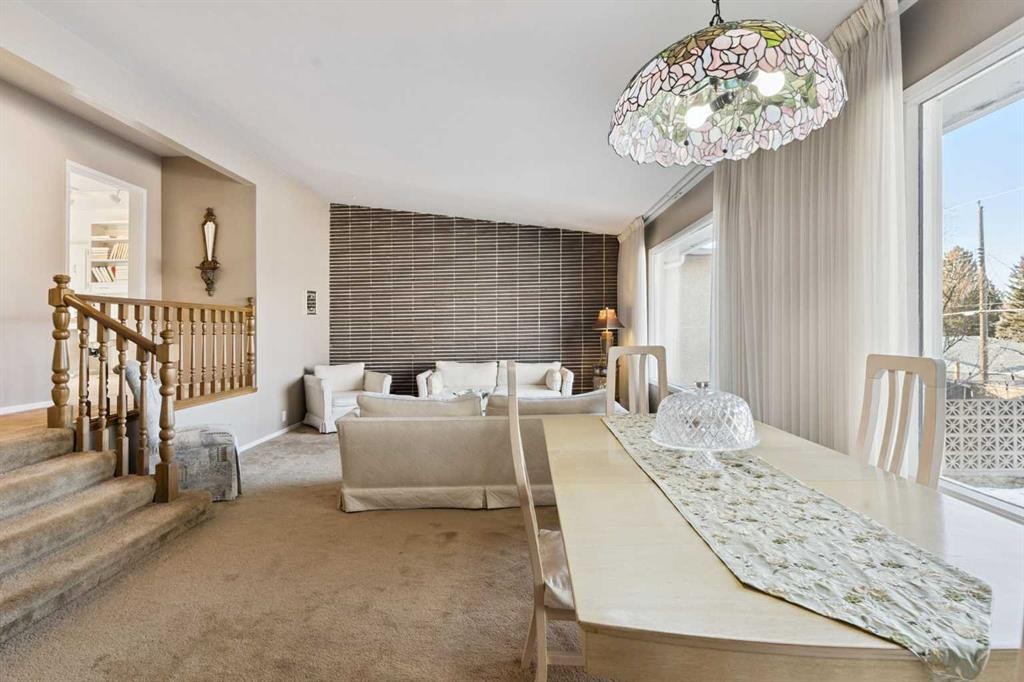 34 Rosery Drive Nw, Calgary, AB - Indoor Photo Showing Other Room