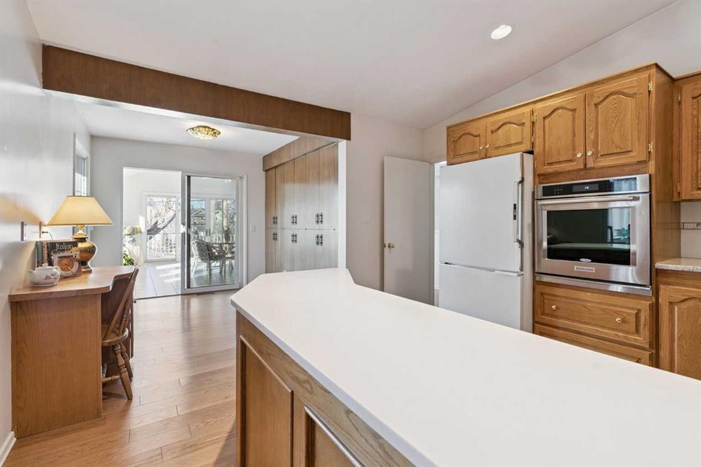 34 Rosery Drive Nw, Calgary, AB - Indoor Photo Showing Kitchen