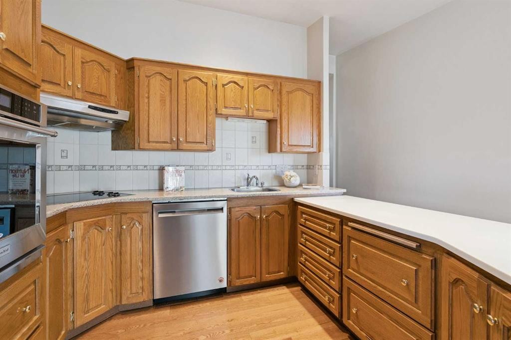 34 Rosery Drive Nw, Calgary, AB - Indoor Photo Showing Kitchen