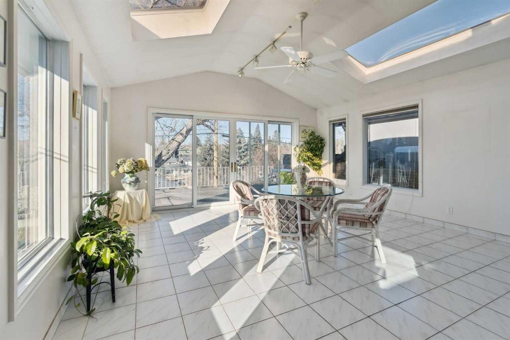 34 Rosery Drive Nw, Calgary, AB - Indoor Photo Showing Dining Room