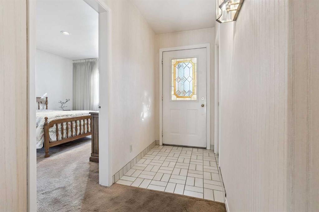 34 Rosery Drive Nw, Calgary, AB - Indoor Photo Showing Other Room