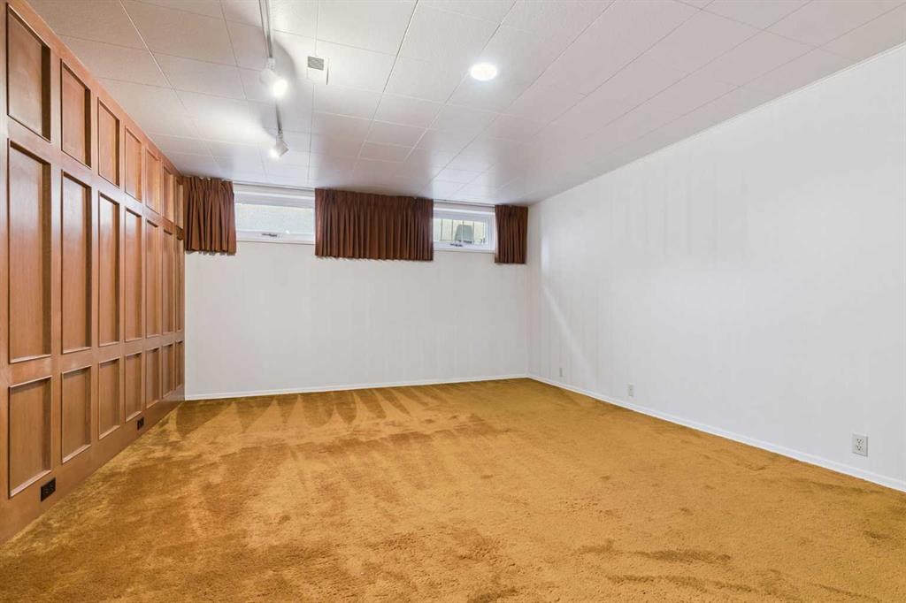 34 Rosery Drive Nw, Calgary, AB - Indoor Photo Showing Other Room