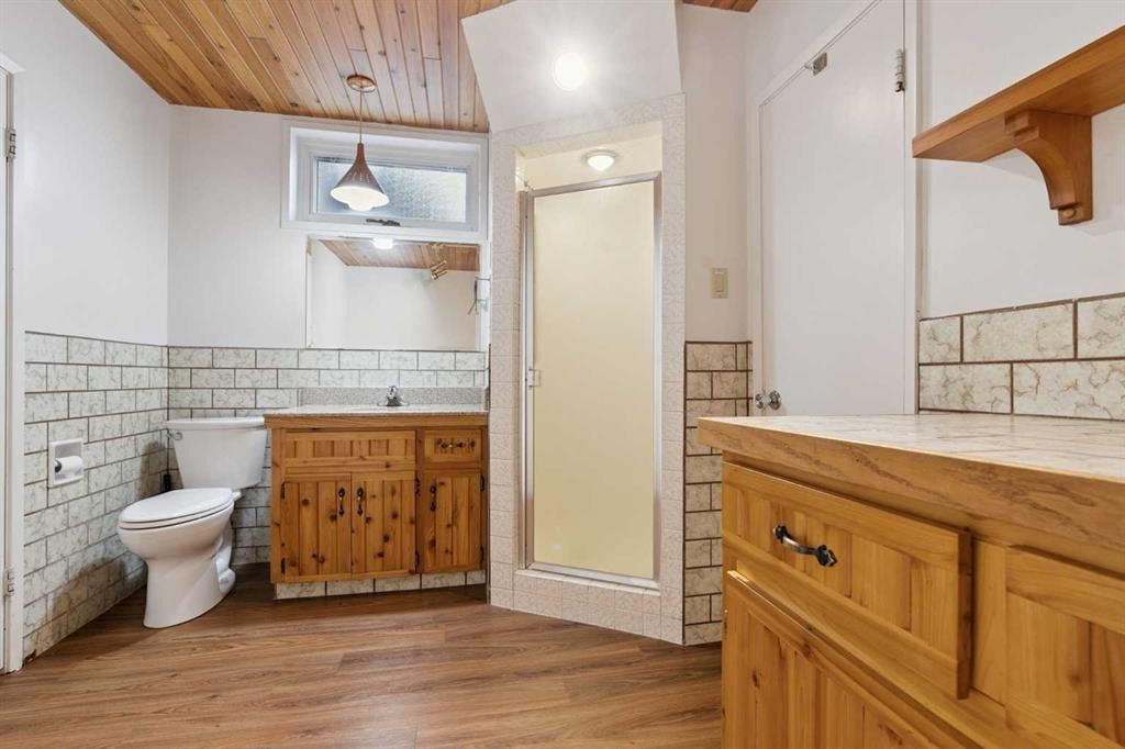 34 Rosery Drive Nw, Calgary, AB - Indoor Photo Showing Bathroom