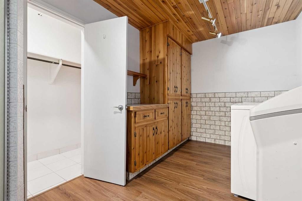 34 Rosery Drive Nw, Calgary, AB - Indoor Photo Showing Other Room