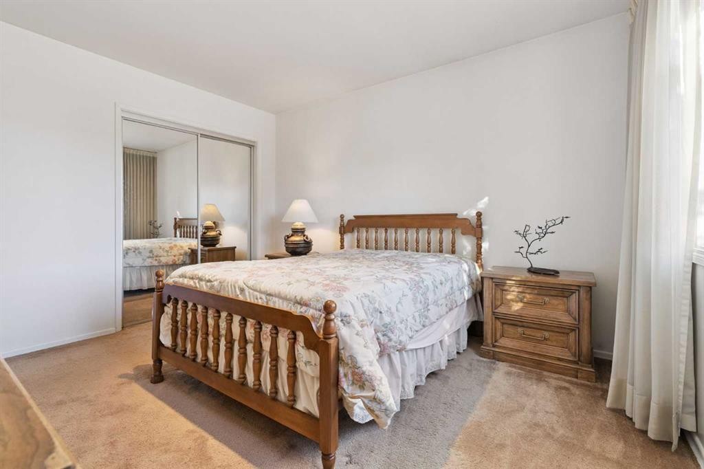 34 Rosery Drive Nw, Calgary, AB - Indoor Photo Showing Bedroom