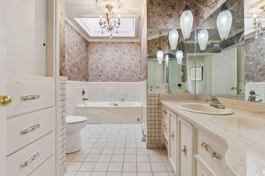 34 Rosery Drive Nw, Calgary, AB - Indoor Photo Showing Bathroom