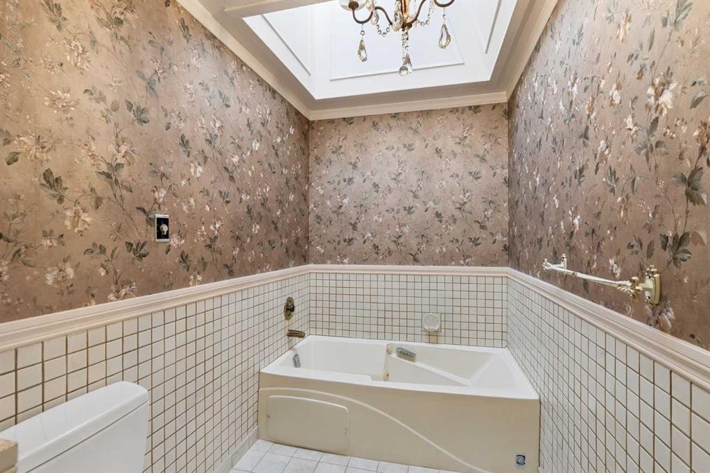 34 Rosery Drive Nw, Calgary, AB - Indoor Photo Showing Bathroom