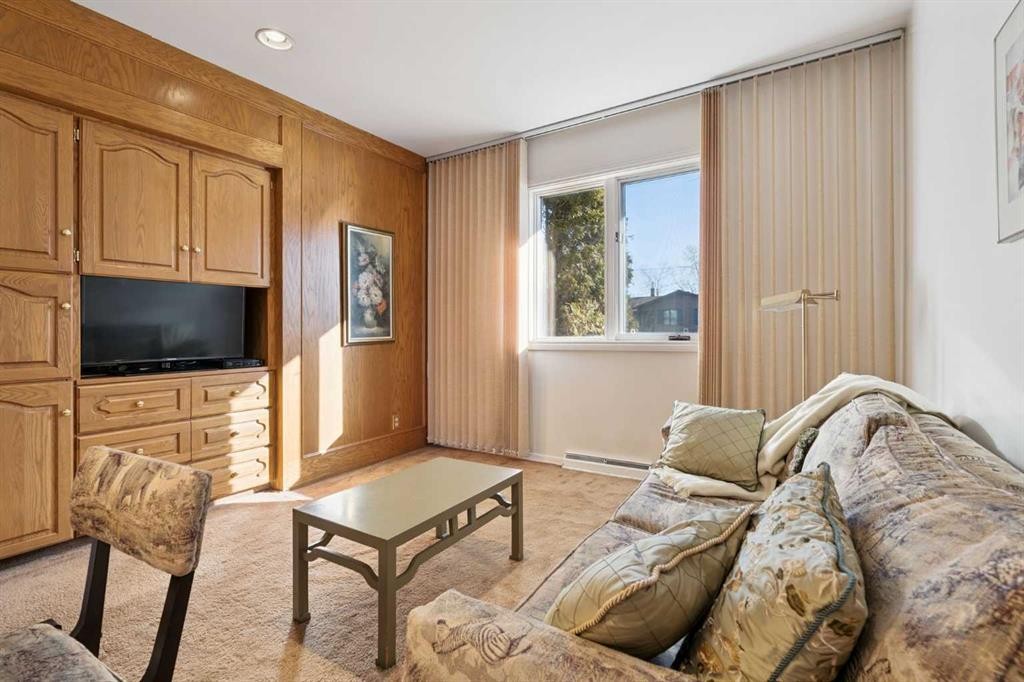 34 Rosery Drive Nw, Calgary, AB - Indoor Photo Showing Living Room