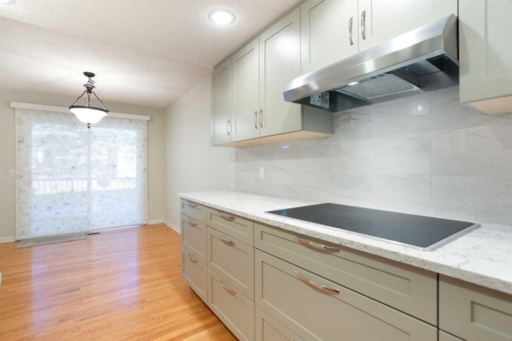 32-275 Woodridge Drive Sw, Calgary, AB - Indoor Photo Showing Kitchen