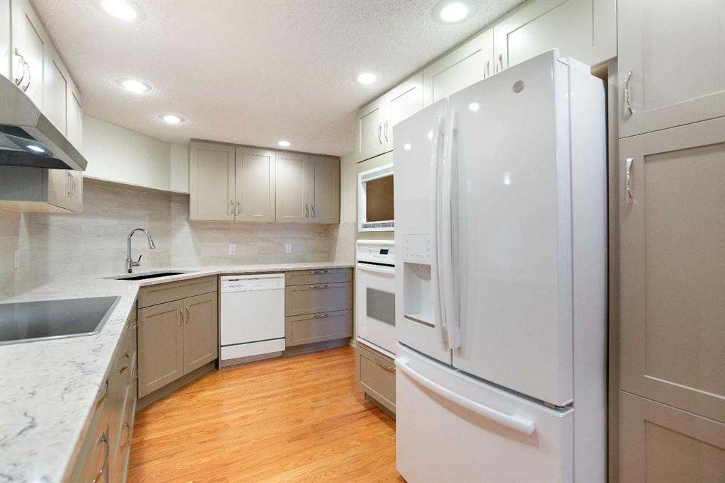 32-275 Woodridge Drive Sw, Calgary, AB - Indoor Photo Showing Kitchen