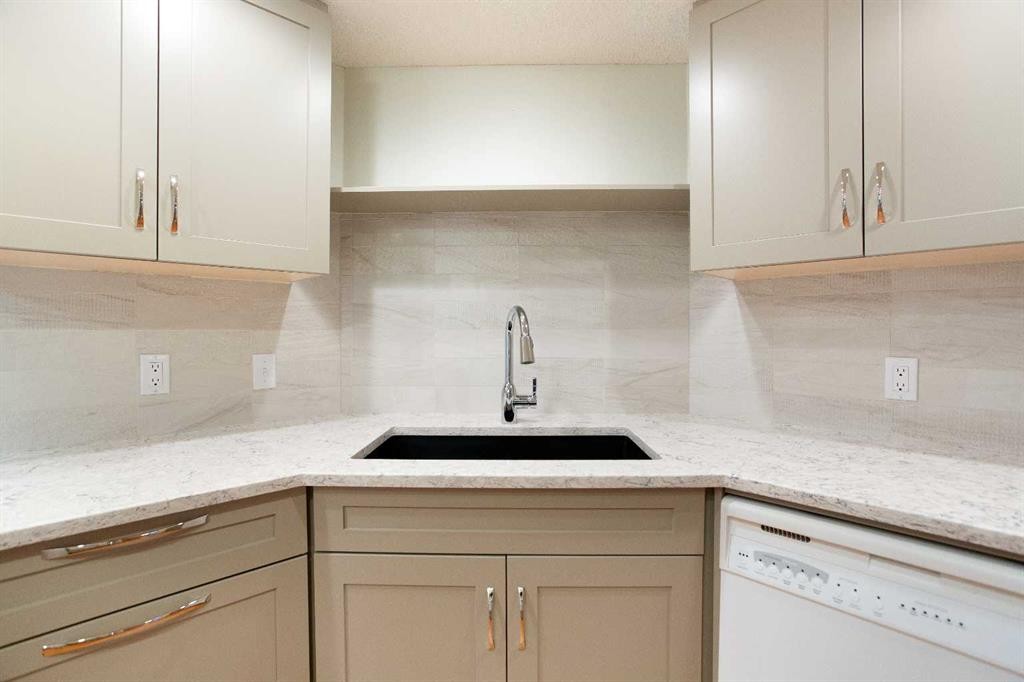 32-275 Woodridge Drive Sw, Calgary, AB - Indoor Photo Showing Kitchen With Upgraded Kitchen