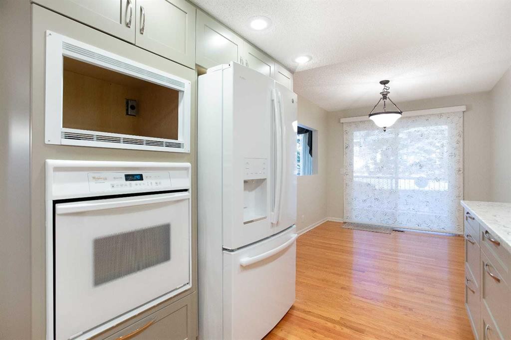 32-275 Woodridge Drive Sw, Calgary, AB - Indoor Photo Showing Kitchen