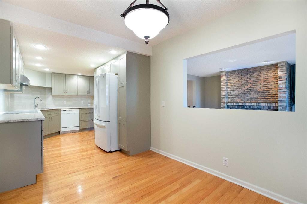 32-275 Woodridge Drive Sw, Calgary, AB - Indoor Photo Showing Kitchen
