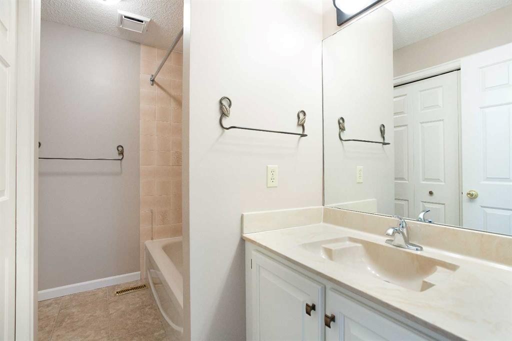 32-275 Woodridge Drive Sw, Calgary, AB - Indoor Photo Showing Bathroom