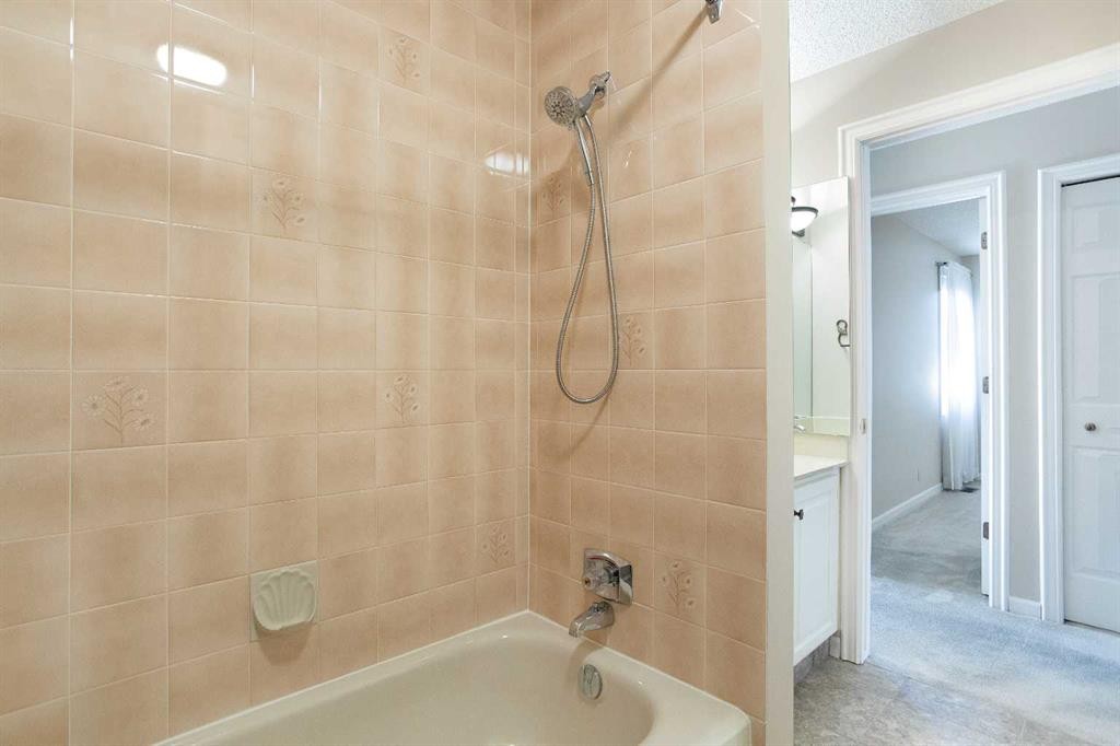 32-275 Woodridge Drive Sw, Calgary, AB - Indoor Photo Showing Bathroom