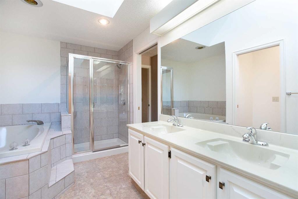 32-275 Woodridge Drive Sw, Calgary, AB - Indoor Photo Showing Bathroom